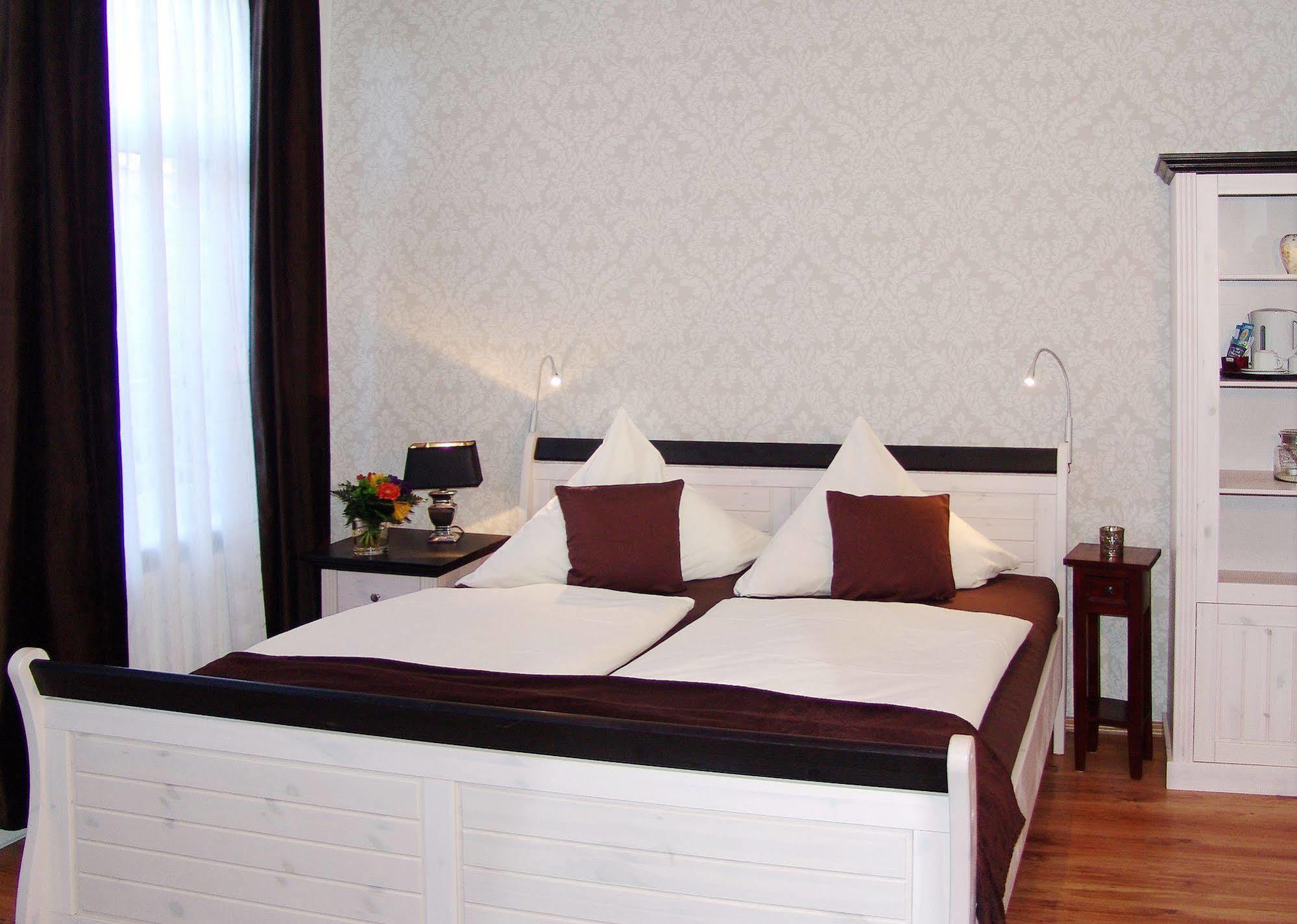 Hotel Garni Landhaus Uttum Krummhoern Exterior photo