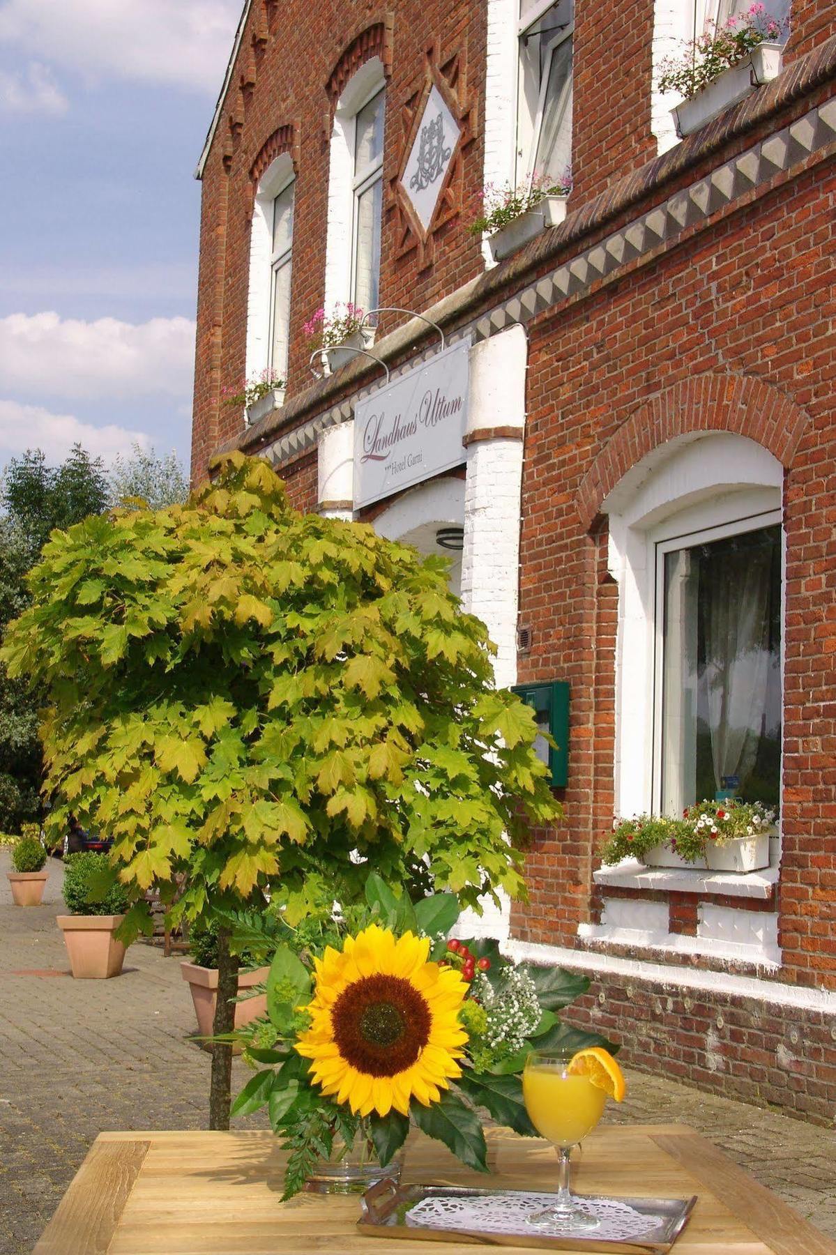 Hotel Garni Landhaus Uttum Krummhoern Exterior photo